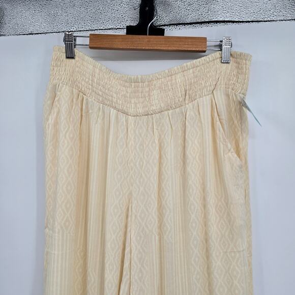NEW Maurices Women's Aztec Tribal Wide Leg Palazzo Pants Cream Large Short‎ - Picture 3 of 6